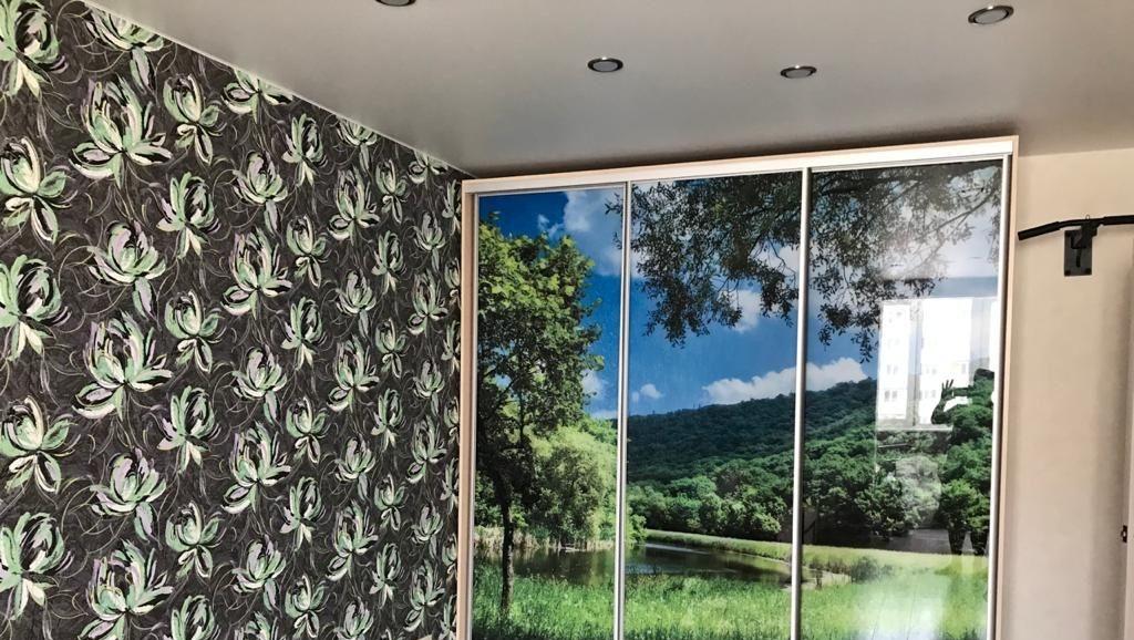 Продаётся уютная и чистая квартира площадью 67 м², из которых 36 м² — общая площадь, 12,5 м² — жилая комната, а кухня занимает 12,5 м². Квартира расположена на 4 этаже из 9. Ремонт выполнен с любовью и для себя, поэтому здесь сразу можно комфортно жить.
В квартире есть вся необходимая техника: холод