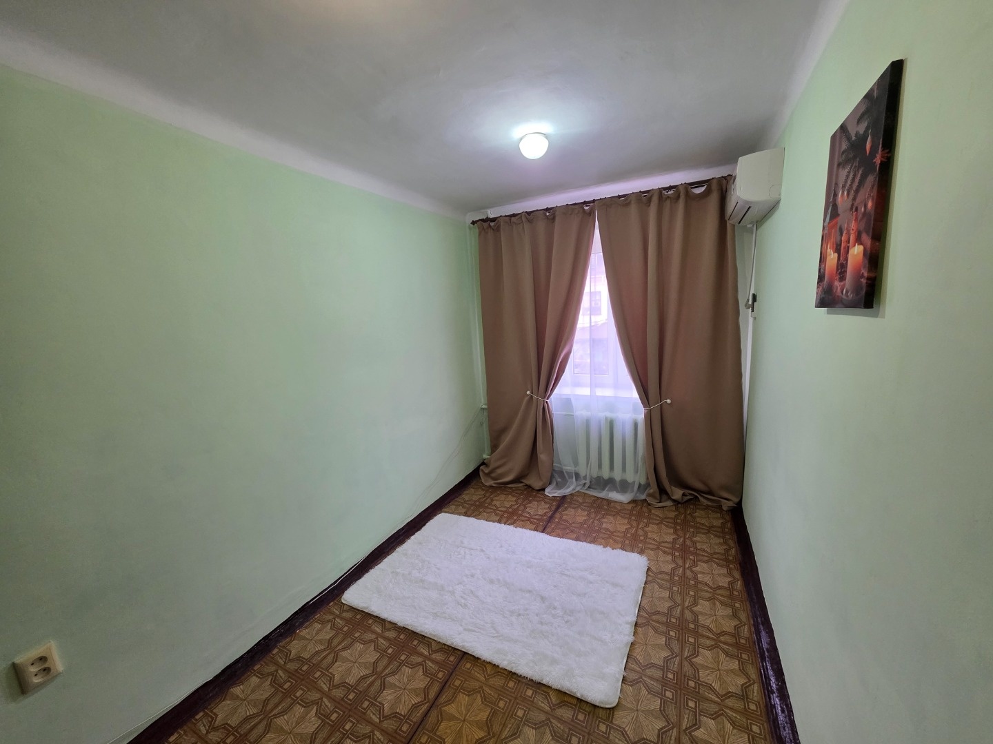 Продается жилая комната в районе Центрального рынка. Общая площадь 17.2 кв.м. (с местами общего пользования). Жилая площадь 12.4 кв.м. Секция на пять хозяев. Комната находится на втором этаже. Сделан косметический ремонт. Проведена вода в комнату. Установлен кондиционер. Отопление центральное. 
Ипот