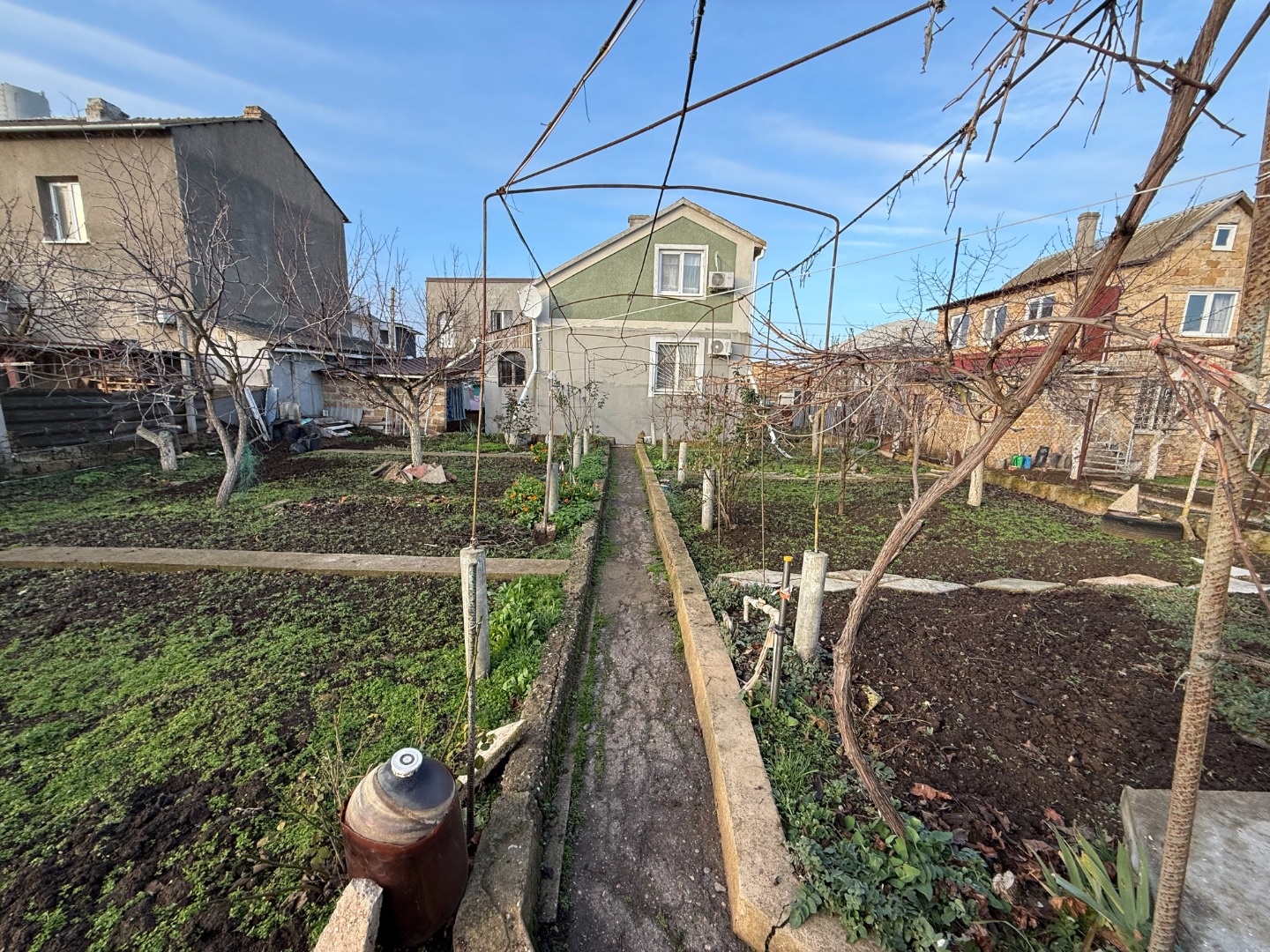 Продается дачный дом в пригороде города Евпатория. Дом расположен на садовом участке, площадь участка 4 сотки. В доме три этажа, включая подвал. Все коммуникации заведены в дом (газ, свет, вода). До города ходит маршрутный автобус.
Подвальное помещение под всем домом, высота потолка 2,5 м, стены ошт