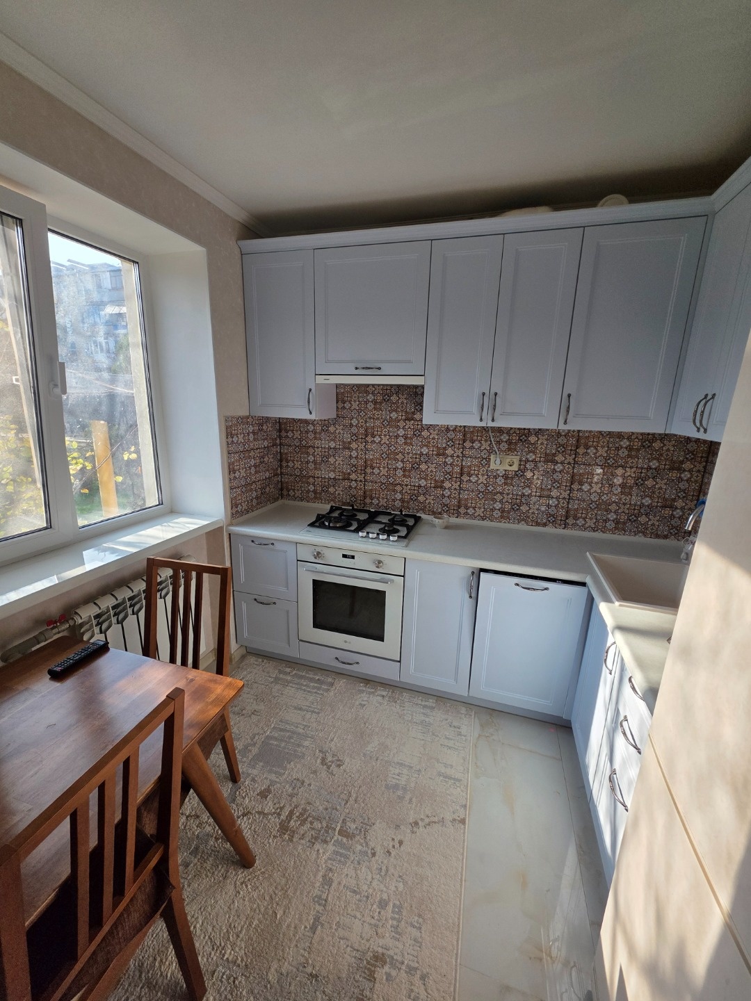 Продается уютная двухкомнатная квартира в центральной части города. Квартира расположена на первом этаже  в доме с высоким цоколем - светлая и тихая квартира ждет своих новых хозяев.
В квартире был проведен капитальный ремонт, замена проводки, окон, дверей,  выравнивание стен, замена стояков и труб 