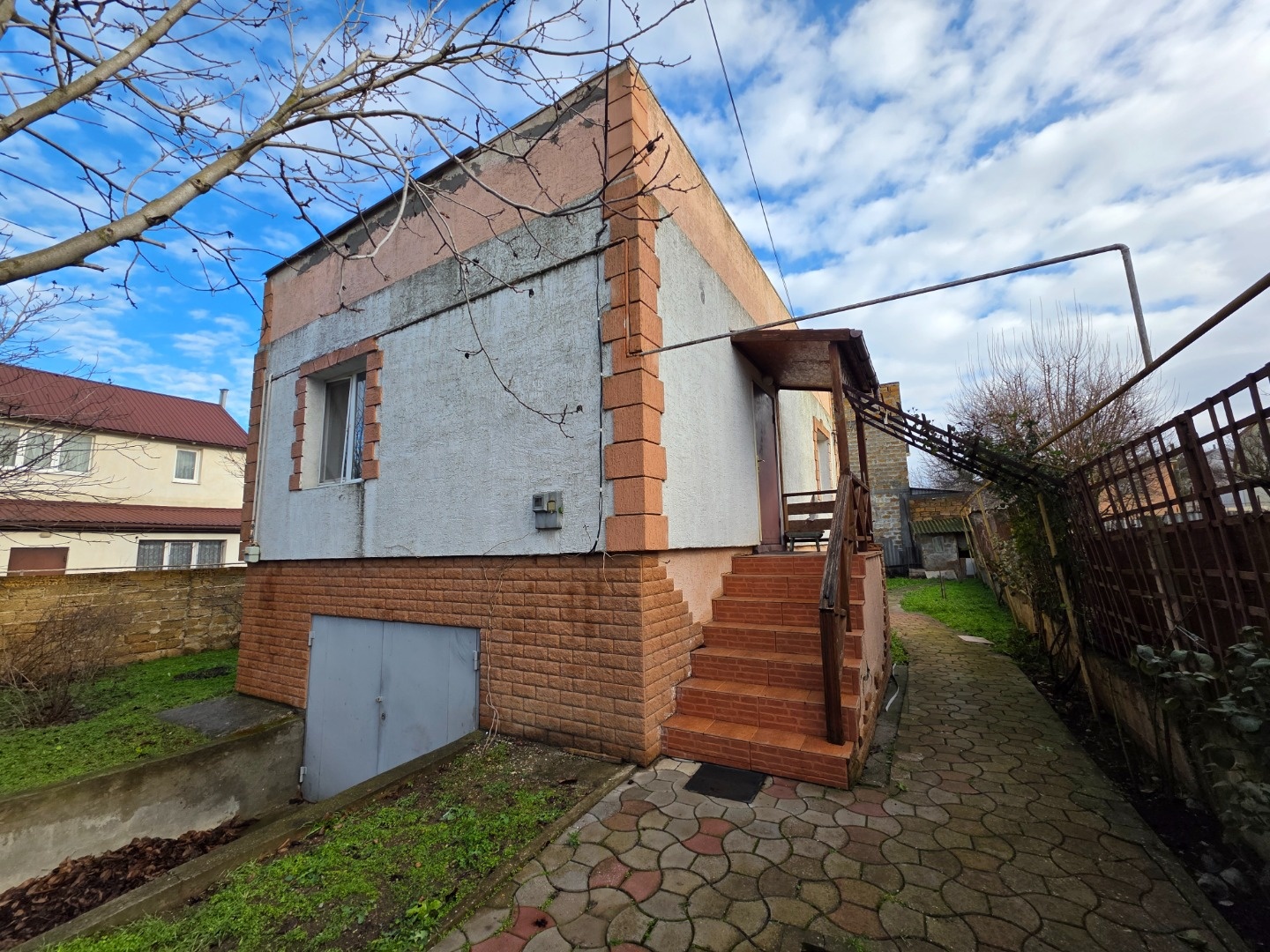 ЭКСКЛЮЗИВНОЕ ПРЕДЛОЖЕНИЕ! Продается дом-дача в кооперативе Чайка (Агропром). До города Евпатория 4 км. Земельный участок 4 сотки. Вид разрешенного использования: ведение садоводства. Участок ровный прямоугольной формы. Огорожен. Есть ворота для въезда авто в подземный гараж. На территории находится 