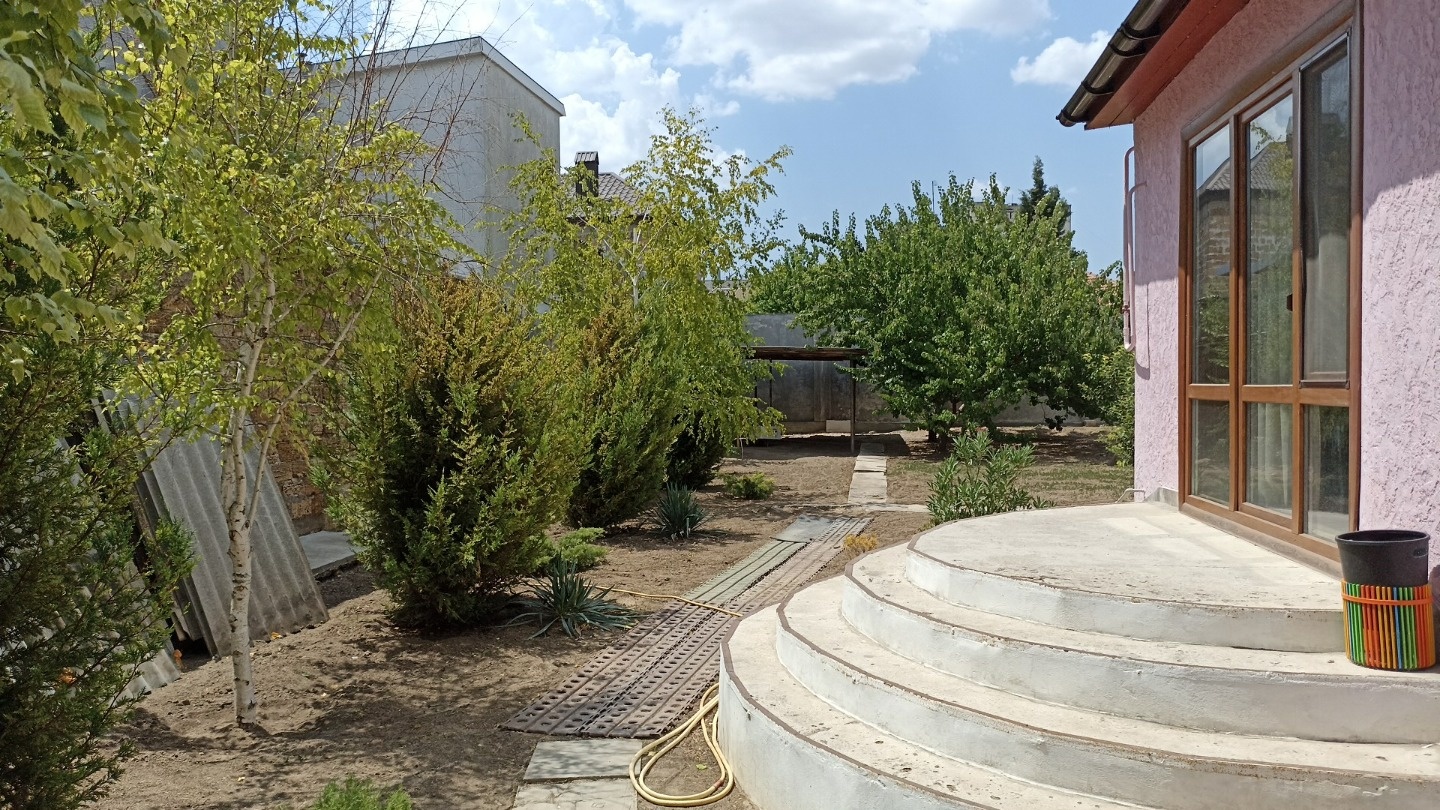 Продается жилой дом в районе Центрального рынка, недалеко от Автовокзала с большим земельным участком. Общая площадь жилого дома 181 кв.м. В дом имеется два входа (можно на две семьи). Одна часть с ремонтом в жилом состоянии и в ней расположены 4 комнаты, санузел и кухня. Площадь комнат: 19.1/15.7/1