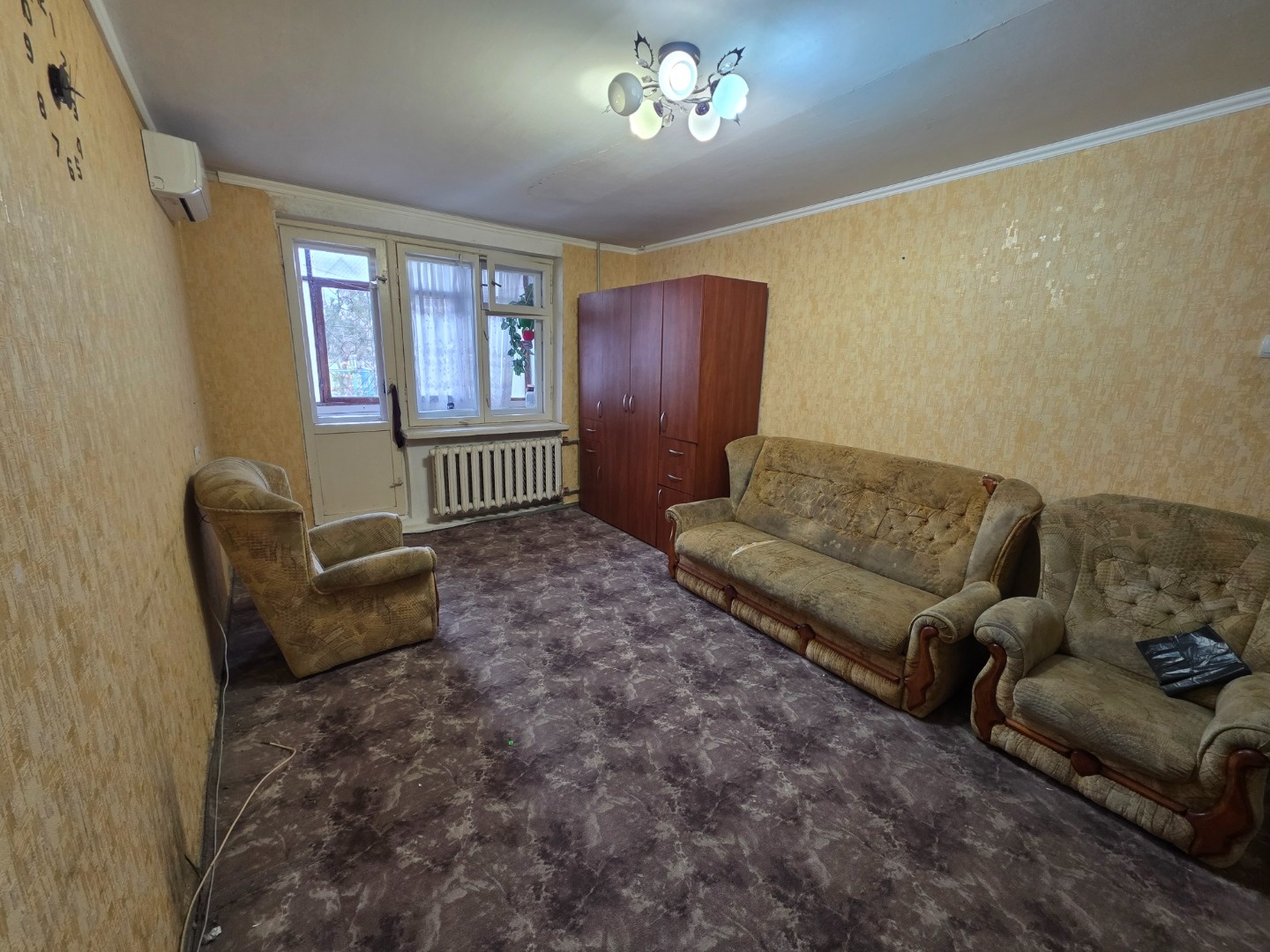 Продается 1 к.кв. чешской планировки в районе Мойнаки по ул.60 лет ВЛКСМ.Общей площадью 32.6 кв.м. Жилая площадь 18.9 кв.м. Располагается на первом этаже пятиэтажного жилого дома. Есть кондиционер. Пластиковые трубы и стояк. Окна выходят во двор, на палисадник. Совмещенный санузел. Балкон застеклен.