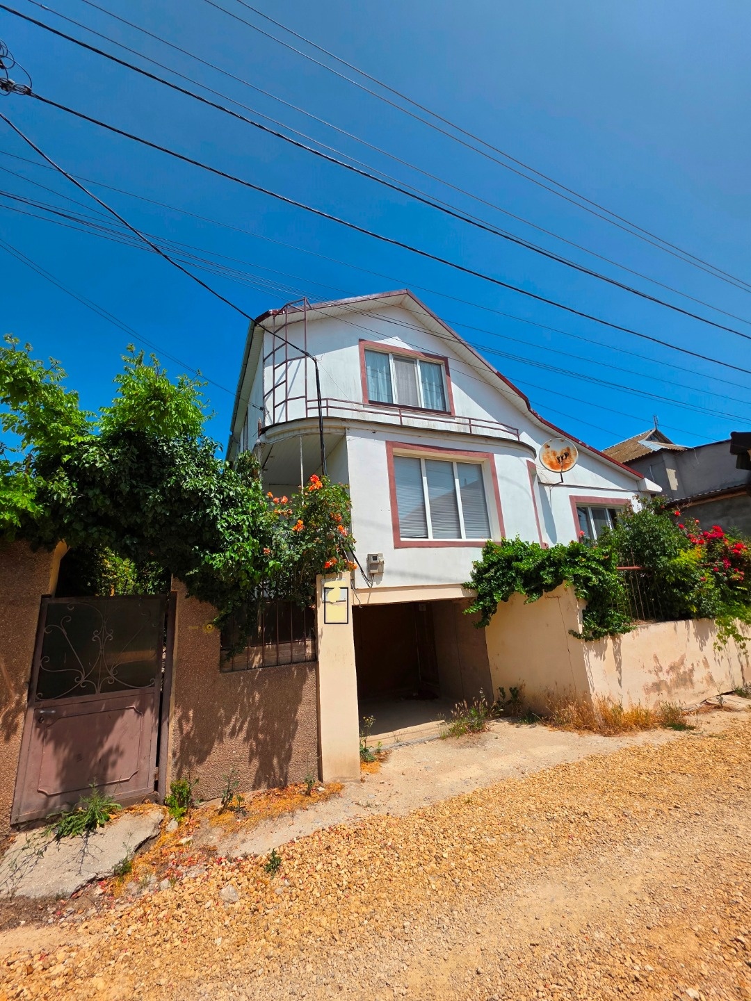 Продается жилой дом-дача в 5-ти км от города Евпатории на берегу озера Сасык-Сиваш и рядом с лесом, сосновым бором. Дом расположен в садовом кооперативе Сосновый Бор. Городская прописка, если перевести дом в жилой. Дом 2007 года постройки, построен из крымского камня-ракушняк, утеплен. Крыша -мягкая