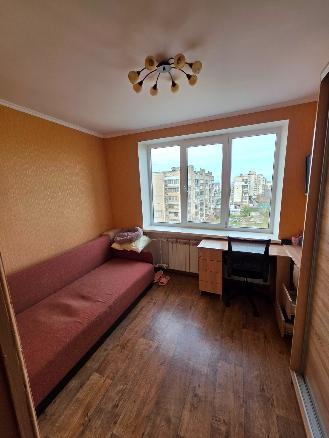 Продается трехкомнатная квартира в 9 микрорайоне, рядом с ТК Яблоко и Красной горки. Общая площадь квартиры 62.8 кв.м. Жилая площадь составляет 37.7 кв.м. Площадь жилых комнат: 11.3/8.2 и 18.2 кв.м. Кухня  6.7 кв.м. Квартира находится на 9/9 этажного дома. Окна везде стеклопакеты. Пластиковые трубы.