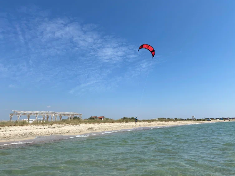 Продается участок 100 соток на побережье в селе Витино, Республика Крым, зона рекреации.  
Идеальное место для ведения туристического бизнес-проекта, или гостевой дом.
Участок, расположен в развивающемся поселке Витино, в 20 км от города Евпатория на побережье 340 метров от уреза воды. Участок ровны