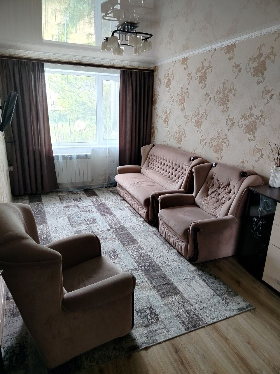 Продается уютная и тихая квартира в живописном поселке Молочное, всего в 1,5 км от моря. Это идеальное место для комфортной жизни, где все необходимое находится в шаговой доступности: рядом расположены детский сад, магазин, школа, аптека и детская площадка.

Квартира имеет 2 изолированные комнаты и 