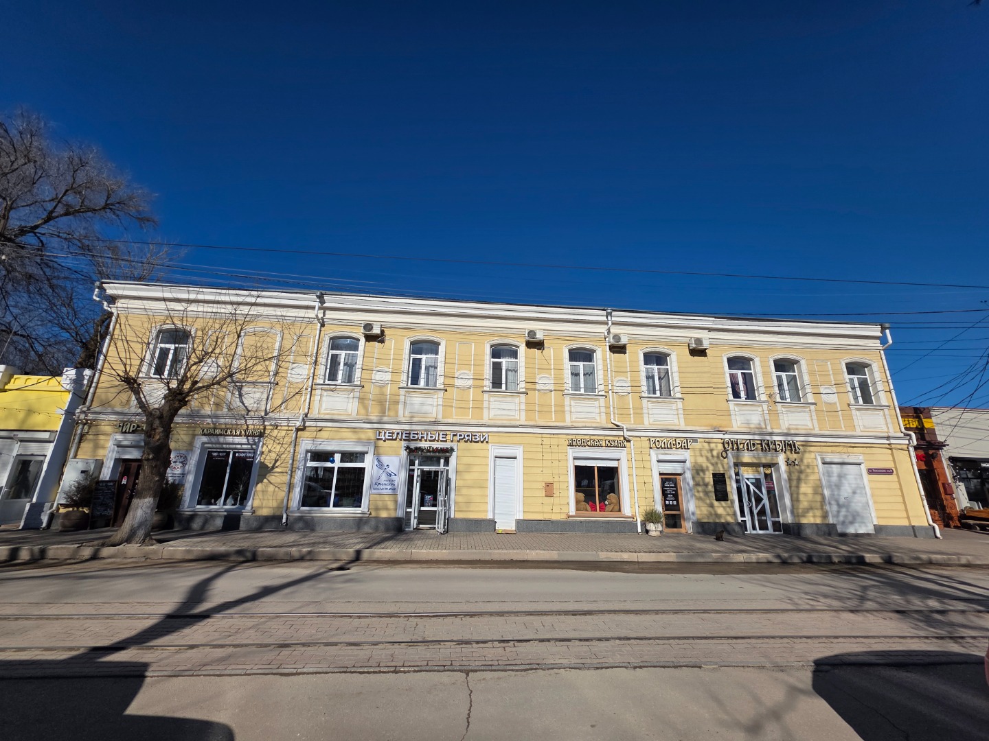 Сдается помещение по улице Революции 46, рядом с набережной им.В.Терешковой. Площадь помещения 63.8 кв.м. Помещение в хорошем состоянии. Автономное отопление. Имеется охранная и пожарная сигнализация. Вход в помещение с внутреннего двора (не проходное место). Возможно под кабинет медицинских услуг, 