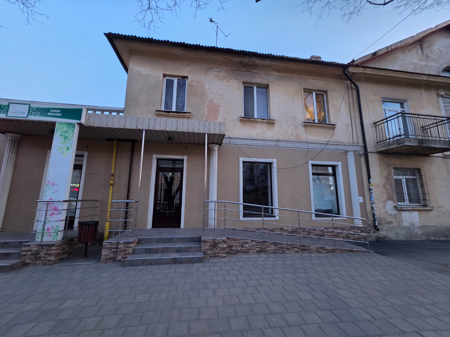 Сдается помещение по улице Интернациональная 71, рядом с Центральным рынком и ТК Фреш. Площадь помещения 45 кв.м. Помещение в хорошем состоянии. Автономное отопление. Имеется охранная и пожарная сигнализация. Закрывается на роллеты. Возможно под магазин одежды, обуви, кожгалантереи и др. промтовары.