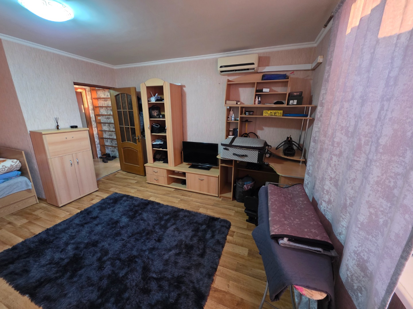 Продается однокомнатная квартира в районе Мойнаки, по ул. 60 лет ВЛКСМ. Квартира имеет красивый панорамный вид на море и оз.Мойнаки. Квартира находится на восьмом этаже девятиэтажного жилого дома. Квартира в обычном жилом состоянии. Есть застекленный балкон. Окна стеклопакеты. Западная сторона, где 