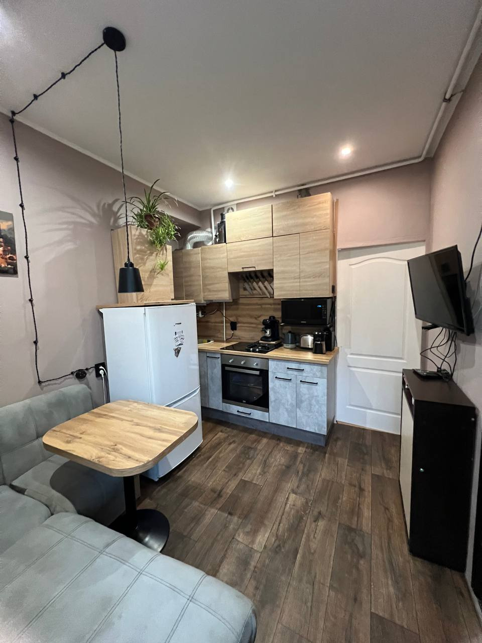 Продается двухкомнатный дом блокированной застройки ( квартира на земле в общем дворе). 32.6 кв. м.
Автономное газовое отопление, централизованное водоснабжение, канализация. Коммунальные платежи меньше чем в многоэтажных домах.
Проведен интернет.
Дом (квартира на земле) в собственности как единица.