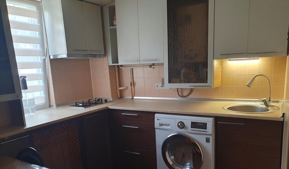 Продаётся уютная двухкомнатная квартира с косметическим ремонтом. Комнаты изолированные,что обеспечивает комфорт и приватность . Из окон открывается вид на тихий двор,где расположена детская и спортивная площадка. Санузел раздельный,выполнен в светлых тонах с душевой кабиной. Парковка открытая во дв