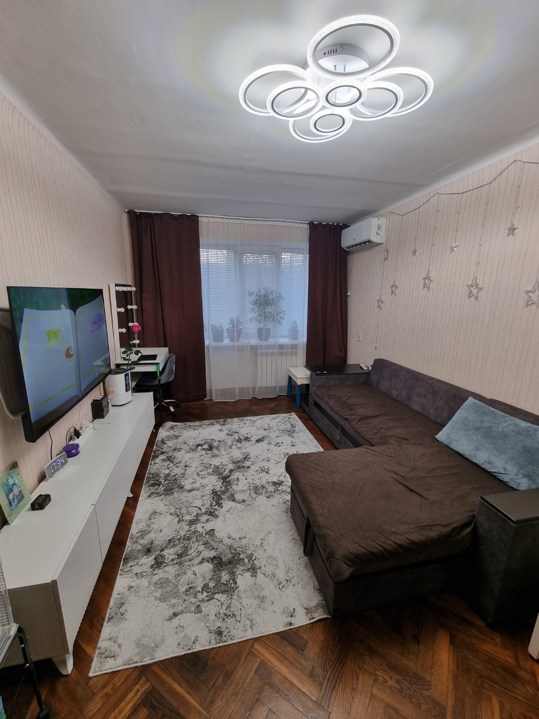 Продаётся уютная двухкомнатная квартира общей площадью 40,1 м², из которых жилая площадь составляет 26,6 м², а кухня — 5,4 м². Квартира расположена на первом этаже пятиэтажного дома, построенного в 1971 году. В квартире выполнен косметический ремонт, комнаты изолированные. Санузел раздельный, оформл