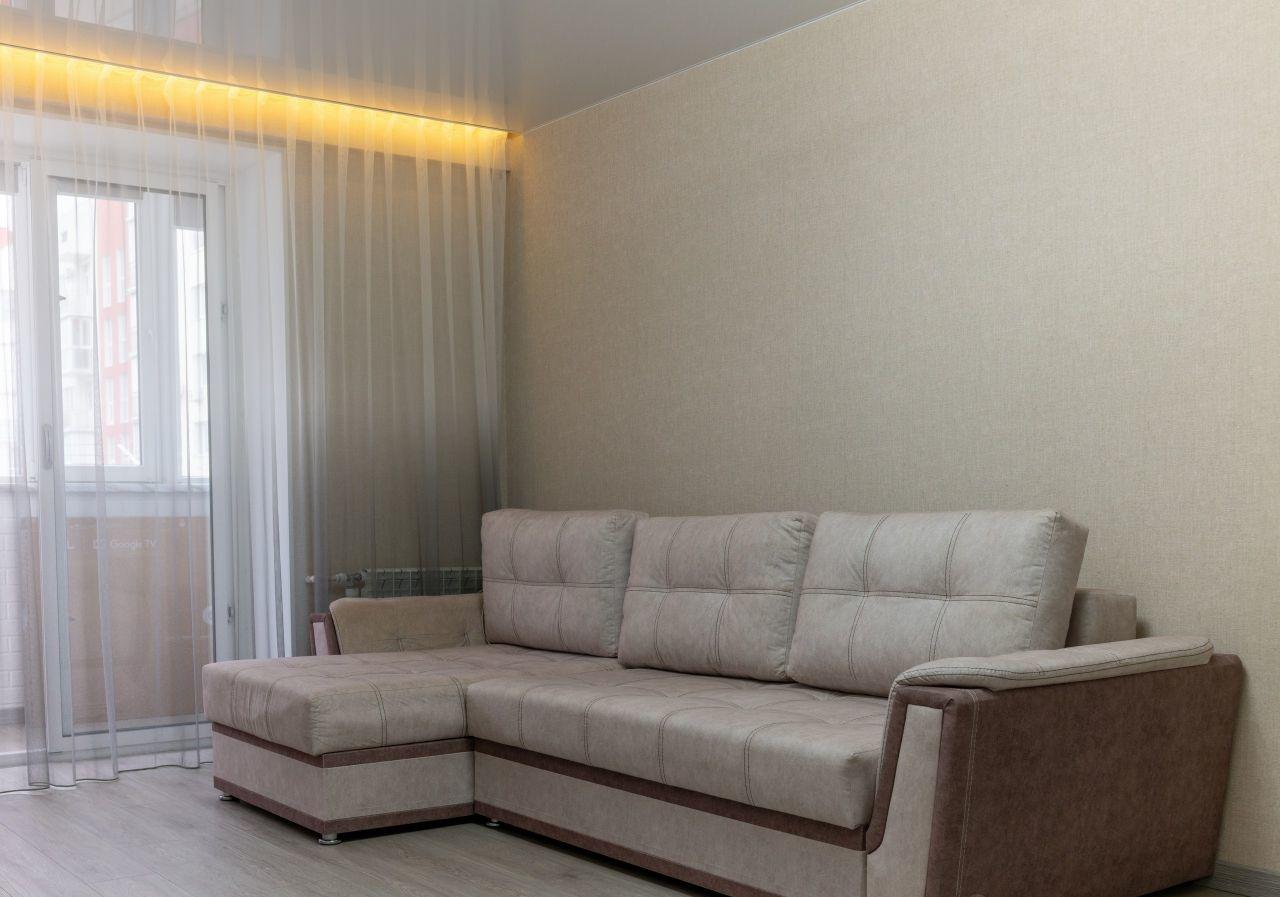 ПРОДАЖА ОТ СОБСТВЕННИКА.Продается просторная однокомнатная квартира на пятом этаже девятиэтажного дома ,в  новом районе.
В квартире остаётся вся мебель и техника, так что можно сразу заезжать и наслаждаться жизнью. Ремонт выполнен на высоком уровне: всё чисто и аккуратно. Площадь квартиры составляет