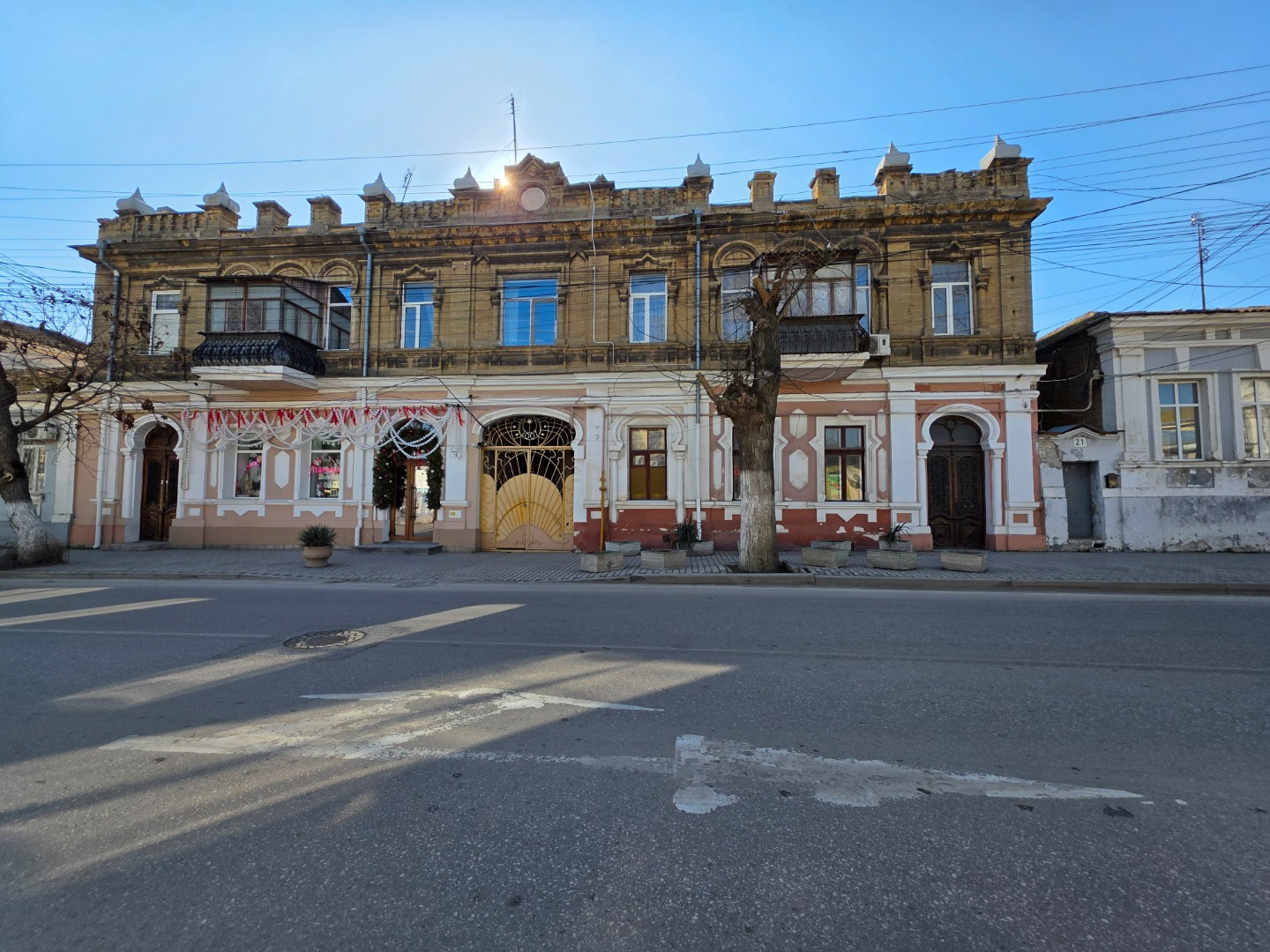 Продается двухкомнатная квартира в исторической части Старого города, 300 метров от современной набережной им. В.Терешковой с прекрасной пляжной территорией, уютной парковой зоной, тенистыми аллеями, детскими площадками и современными фонтанами!!!
 Общая площадь по документам 53.4 кв. м э. Квартира 