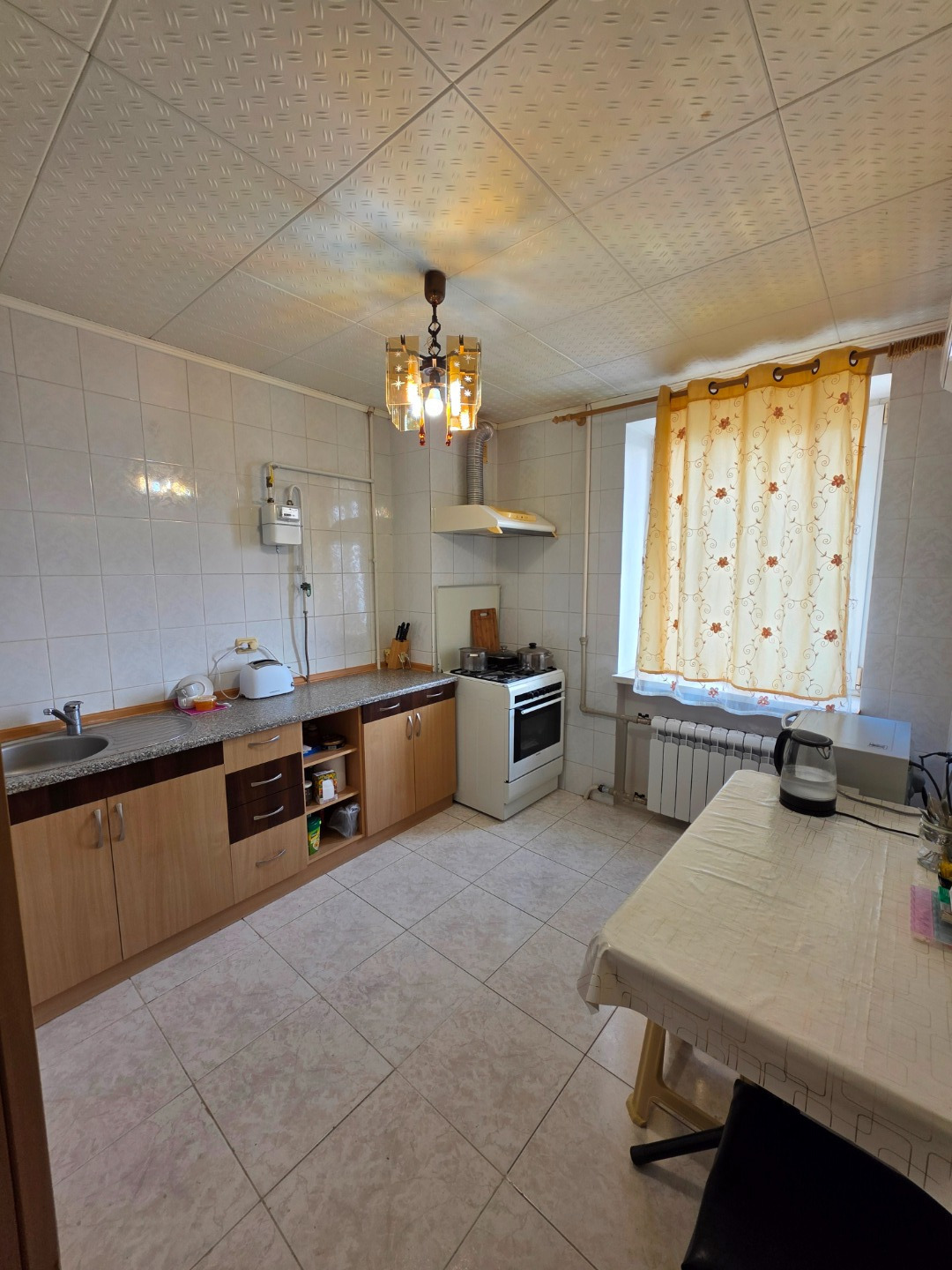 Продается двухкомнатная квартира в районе Автовокзала по ул.Короленко. Квартира находится на третьем этаже. Общая площадь квартиры (без учета лоджий) 45.5 кв.м. С лоджией 48.3 кв.м. Комнаты раздельные. Стороны света: север-юг. Окна стеклопакеты. Пластиковые трубы. Счетчики на воду, свет, газ. На гор