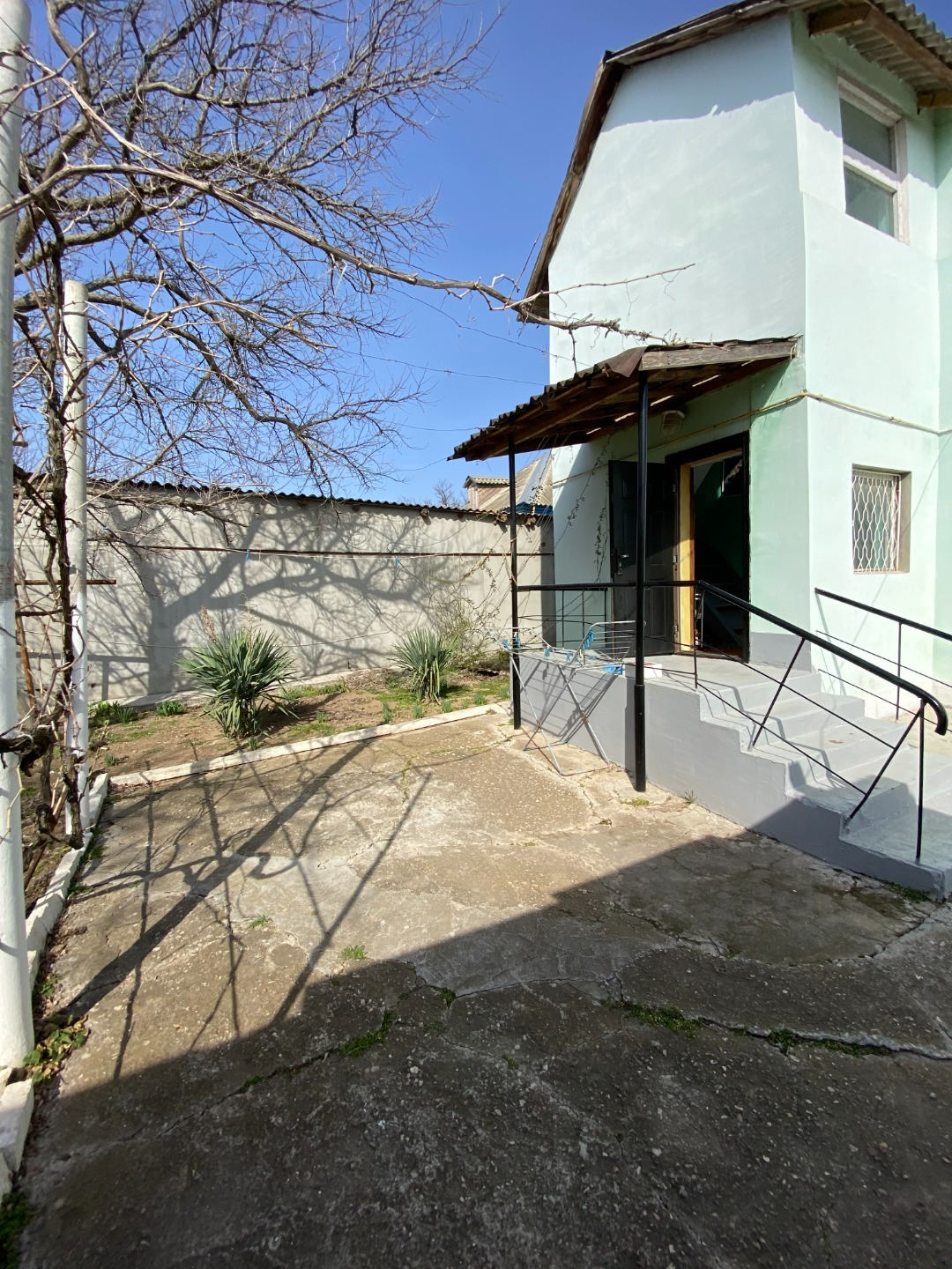 Продается уютный жилой дом в пригороде города Евпатория, до моря 5 км.
Населенный пункт находится рядом с трассой Таврида - легко и быстро можно добраться в любую точку полуострова. В селе есть ФАБ, школа, садик, пункты выдачи маркетплейсов, различные магазины, в Евпаторию часто ходит маршрутный авт