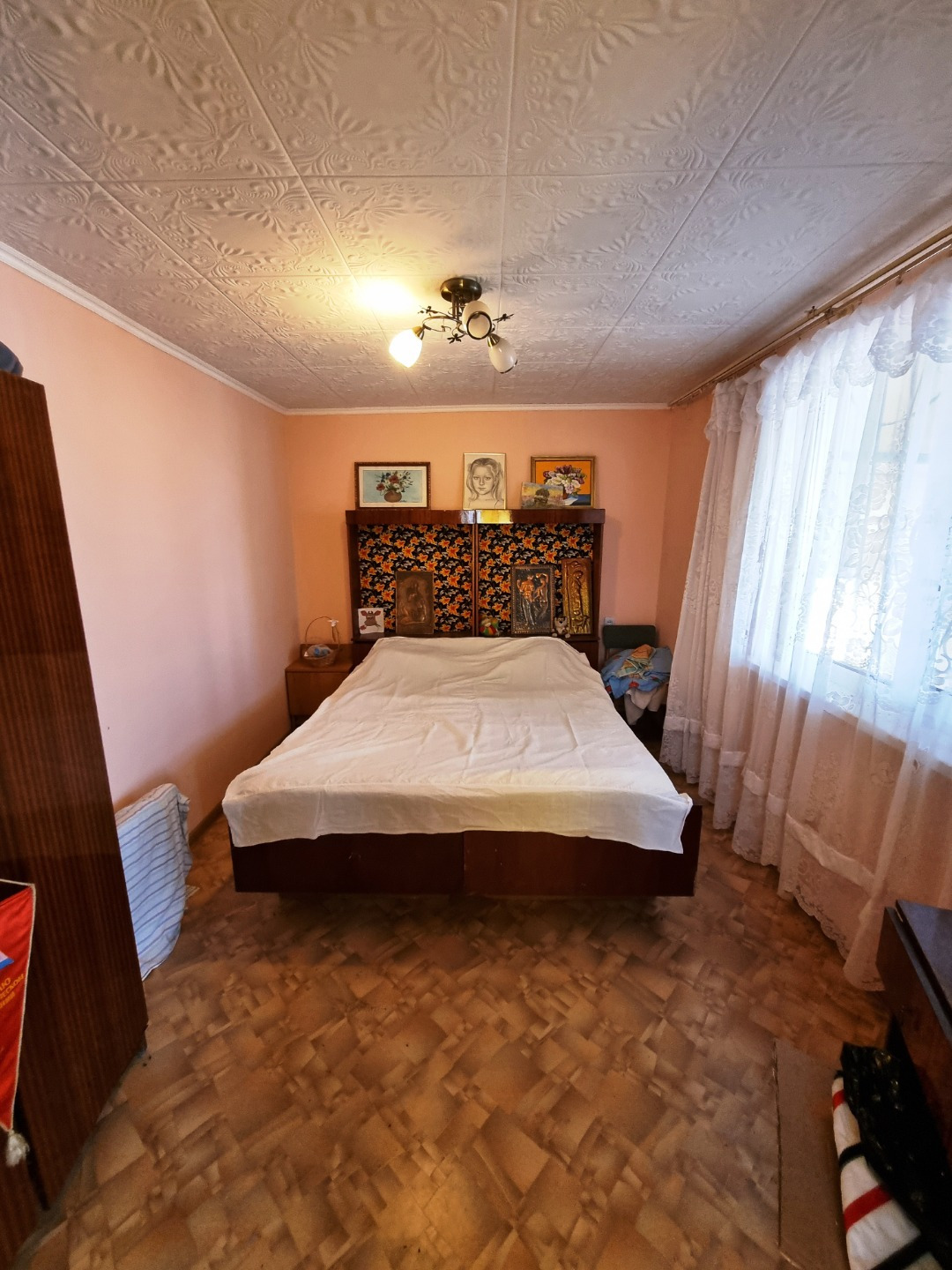 Продается дача в садовом товариществе Таврида. Это двухэтажный дом площадью 76,3 кв.м., построенный в 2014 году. На втором этаже расположены две уютные жилые комнаты, кухня и коридор. Первый этаж включает в себя гараж и дополнительное хозяйственное помещение, что делает его очень удобным для хранени