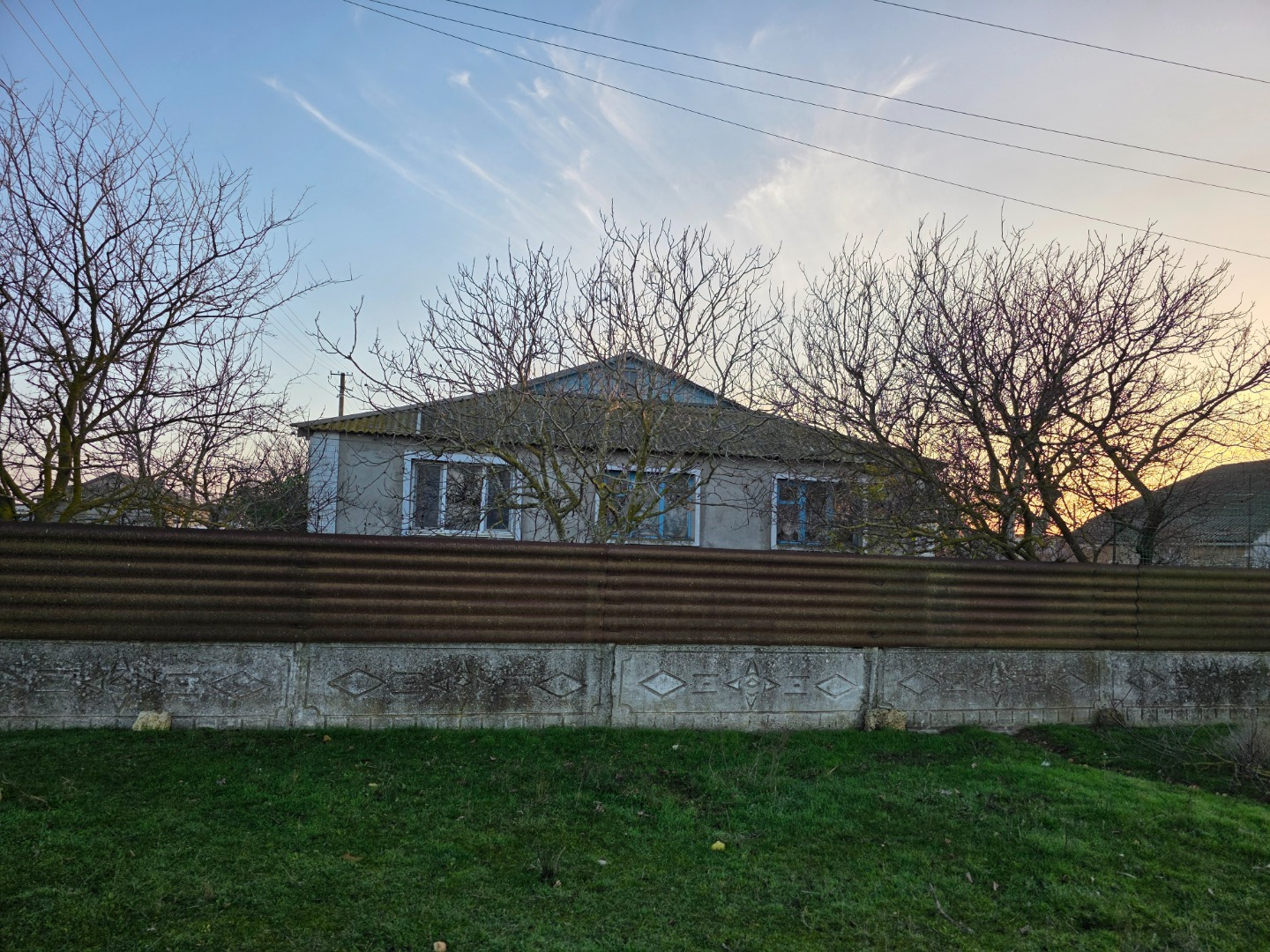 Продается дом в с.Наташино в Сакском районе. До города Евпатория 30 км. Общая площадь жилого дома 126.4 кв.м. В доме 4 жилые комнаты. На территории есть времянка 55.1 кв.м., гараж 30.2 кв.м. Все удобства в доме. Автономное газовое отопление АОГВ. На горячую воду газовая колонка. Счетчики учета на га