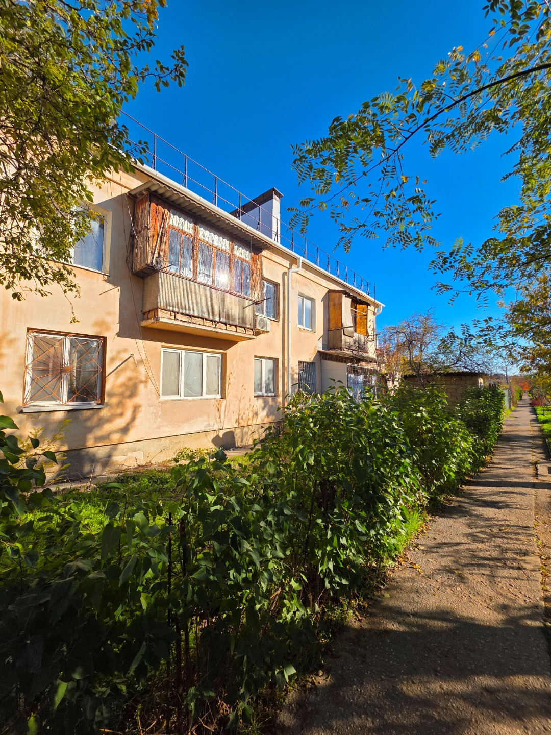 Продается 3 к.кв. 9 микрорайоне, в спальном тихом районе по ул.Мичурина. Квартира находится на втором этаже двухэтажного жилого дома. В доме сделан капитальный ремонт крыши, водостоков. Подъезд чистый.
Общая площадь квартиры 46.6 кв.м. Комнаты смежно-раздельные. Из зала есть выход на балкон. Санузел