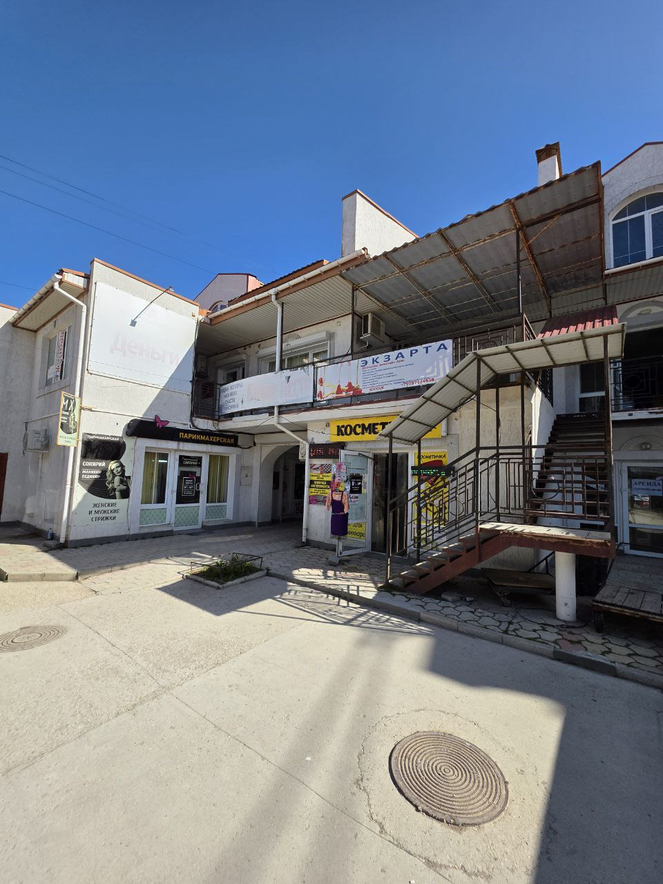 Продается  помещение в проходном месте на рынка Универсам по проспекту Победы. Помещение расположено на втором этаже, планировка флажок. Площадь помещения  30.0 кв.м. В помещении есть умывальник, бойлер. Расположено в хорошем проходном месте, с большим пешеходным трафиком. Возможно под салон красоты