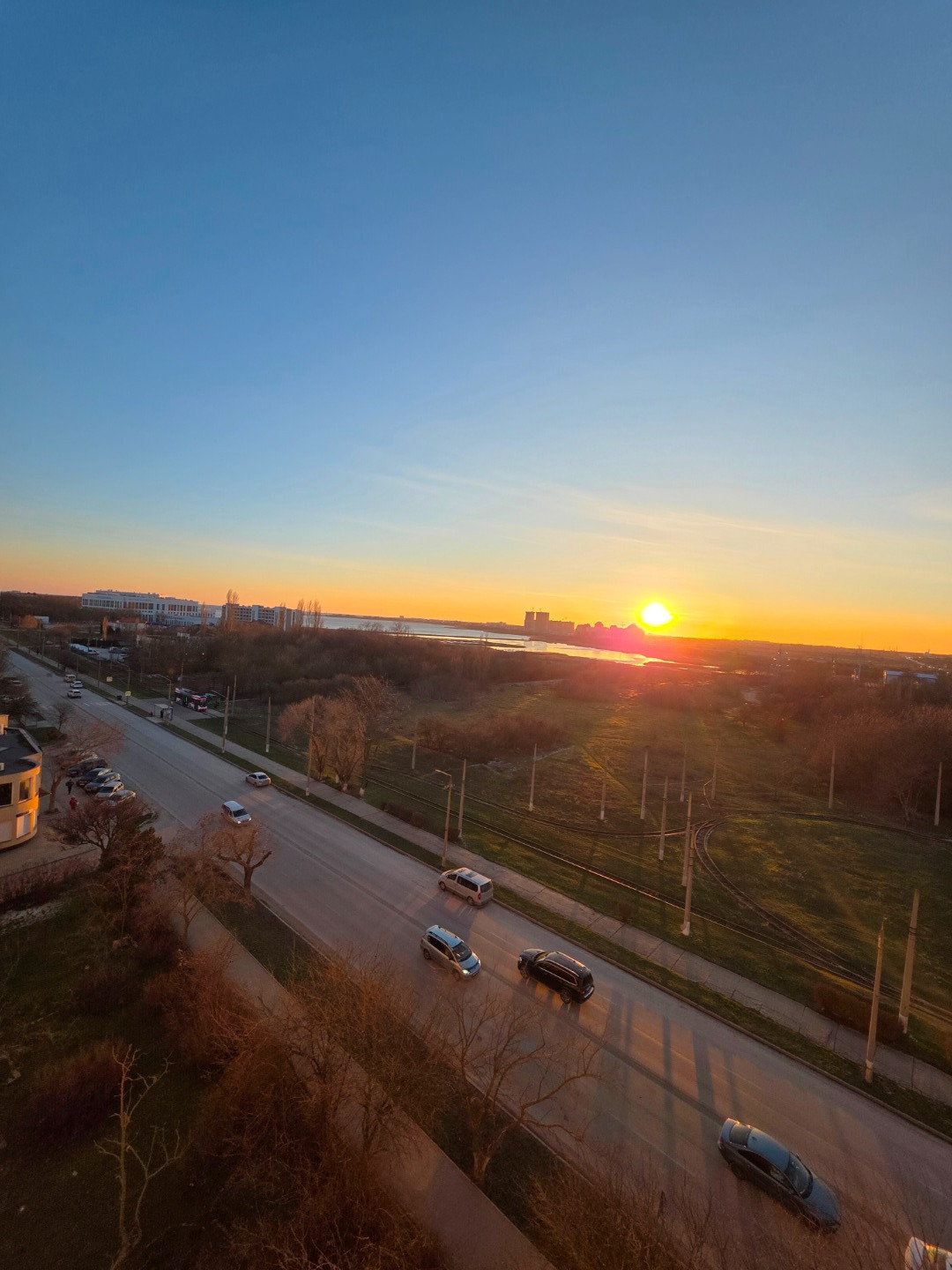 СРОЧНО! До 31.03.2026 г. Продается однокомнатная квартира с панорамным видом на море и озеро Мойнаки. Продается с МЕБЕЛЬЮ и техникой!!! Квартира находится на восьмом этаже девятиэтажного жилого дома. Квартира в жилом состоянии. Есть застекленный балкон. Окна стеклопакеты. Западная сторона, где можно