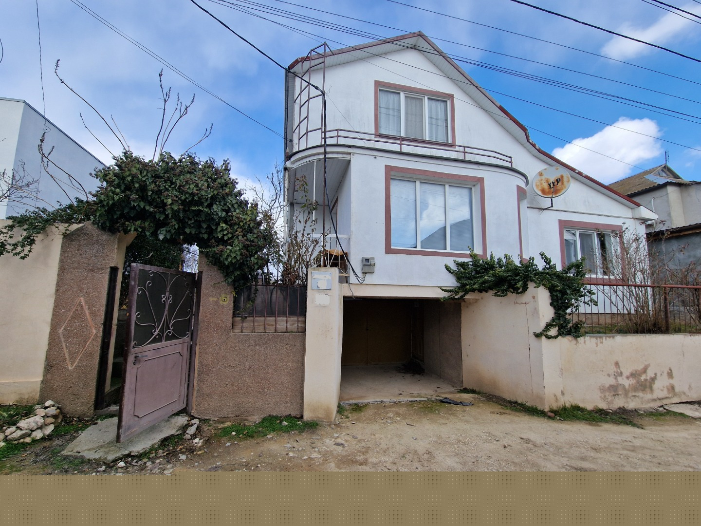 Продается жилой дом-дача в 5-ти км от города Евпатории на берегу озера Сасык-Сиваш и рядом с лесом, сосновым бором. Дом расположен в садовом кооперативе Сосновый Бор. Городская прописка, если перевести дом в жилой. Дом 2007 года постройки, построен из крымского камня-ракушняк, утеплен. Крыша -мягкая