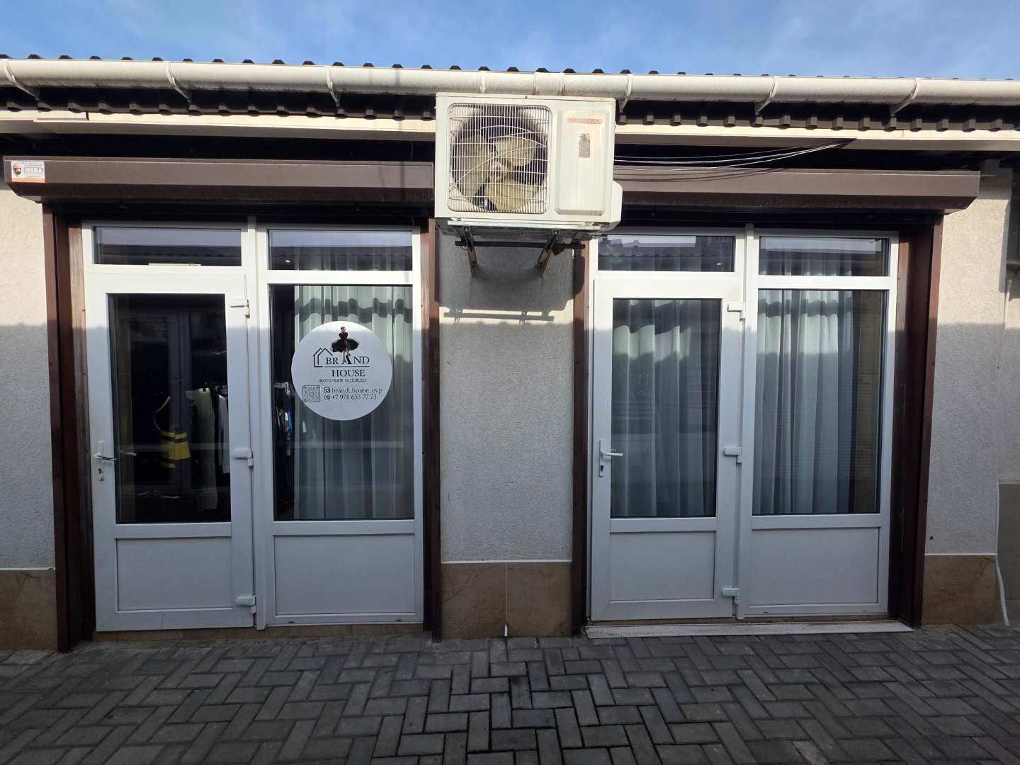 Продается магазин-бутик в районе ТК Натали, на пересечении самых оживленных улиц города: Интернациональной и проспекта Победы. Очень большой трафик людей, так как рядом расположены торговые комплексы, рынок, транспорт. Помещение находится в середине торгового ряда. Площадь помещения 21.4 кв.м. Помещ