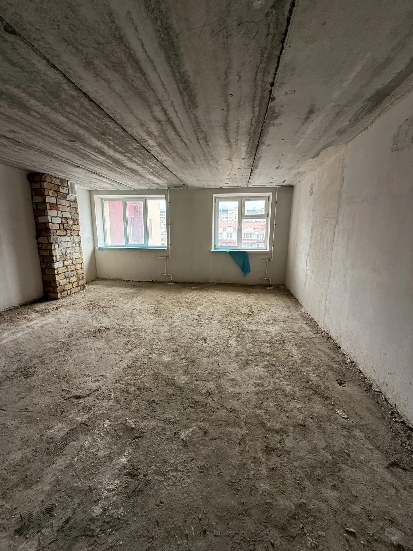 Продается квартира свободной планировки в сданном доме! Квартира 33 кв.м. с центральным отоплением, дом не газифицирован.
Квартира расположена в хорошо развитом районе города: рядом рынок, различные магазины, аптеки, кафе, кинотеатр, остановка общественного транспорта. Окна квартиры выходят в тихий 