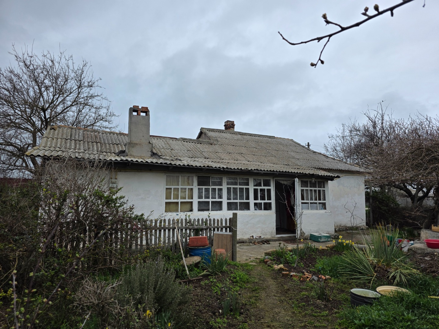 Продается дом в экологически чистом месте возле города Евпатория (до города 7 км), в селе Ромашкино. До города 10 минут на машине. 
В селе есть школа, садик, амбулатория, магазины, пункты выдачи маркетплейсов.
Дом расположен в центре села. Участок ИЖС 13 соток - на участке есть различные плодоносящи