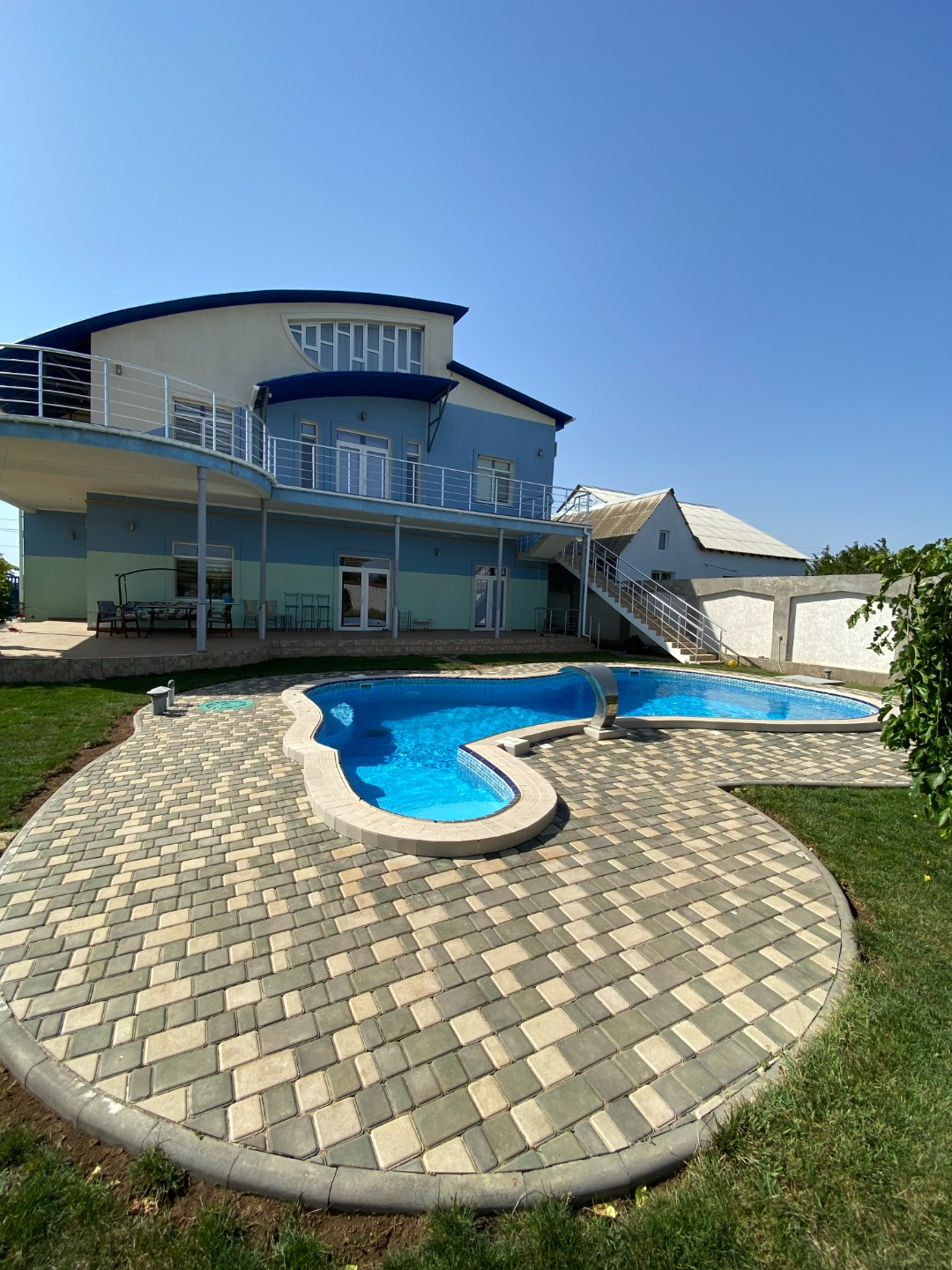 Лучшее предложение по загородной недвижимости на  западном берегу Черного моря!

Продается просторный жилой дом возле моря в пригороде города Евпатория, расстояние до Евпатории 10 км.

Прекрасный трехэтажный дом находится в тихом месте на жилой улице, общая площадь 448 кв.м. Высота потолков 3-3,2 м.