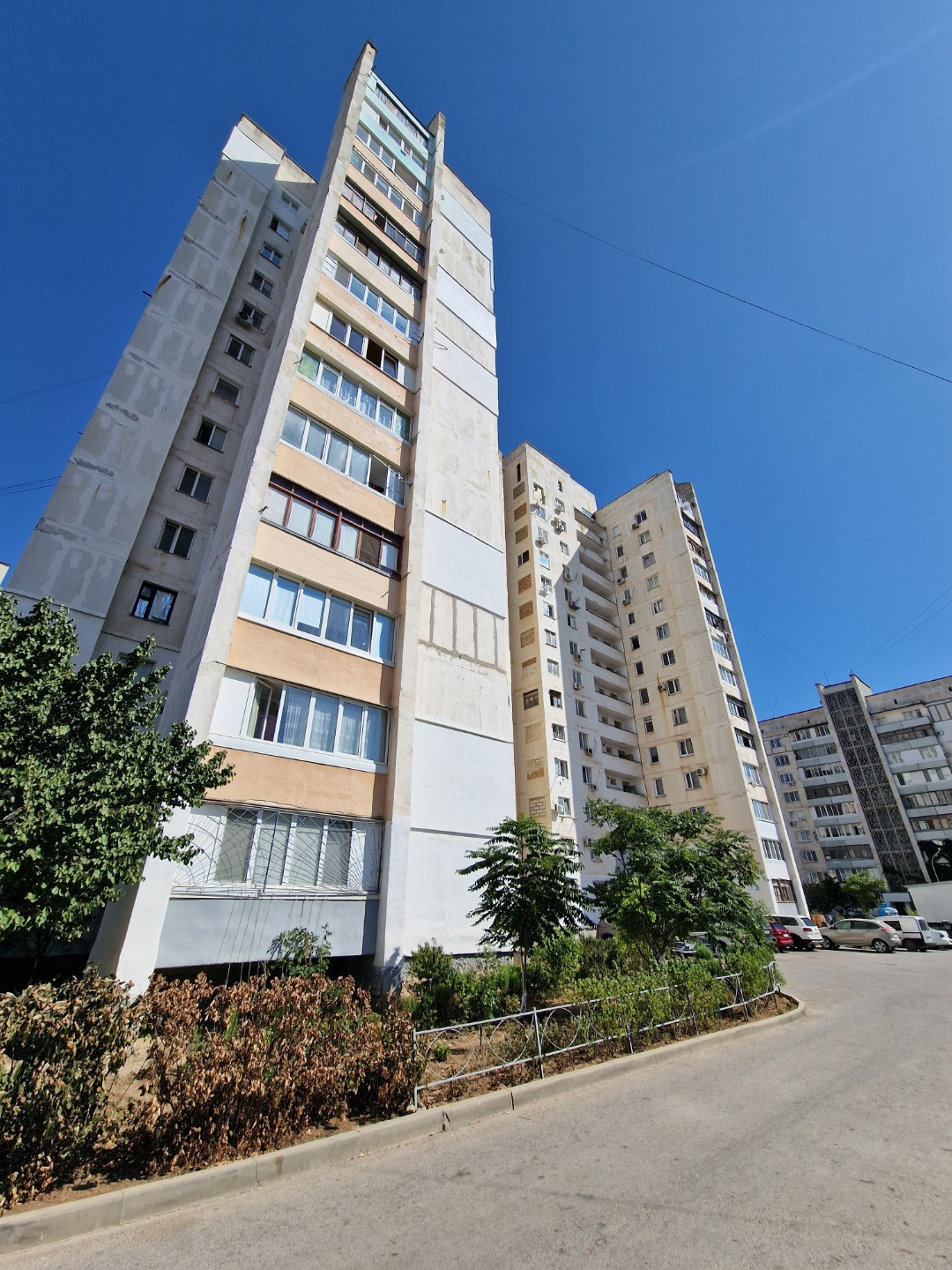Продается двухкомнатная квартира в Центре города, по пр.Победы,  недалеко от рынка Универсам, жд вокзала и автовокзала. Квартира находится на 4/14 этаже. В доме 2 лифта: грузовой и пассажирский. Общая площадь квартиры (без учета лоджий) 49.4 кв.м. Лоджия 6.2 кв.м. Комнаты раздельные. Площадь комнат 
