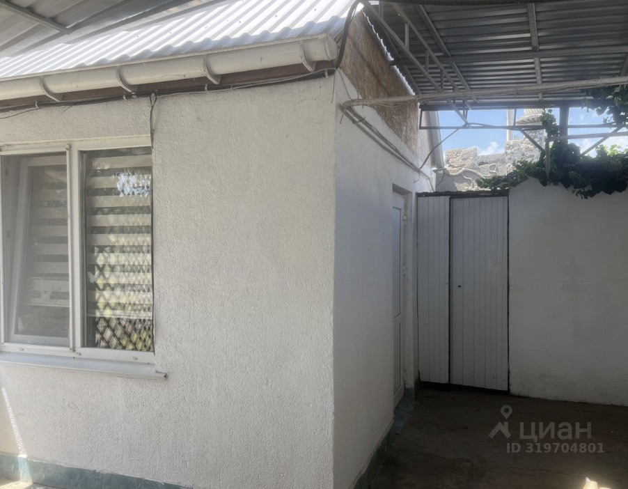 Продается дом в селе Уютное Сакского района. Дом расположен на западе полуострова с благоприятным морским климатом.
На участке 6.75 сот ( категория земли: земли населенных пунктов, вид разрешенного использования: для индивидуального жилищного строительства) расположен жилой дом, баня, летняя кухня. 