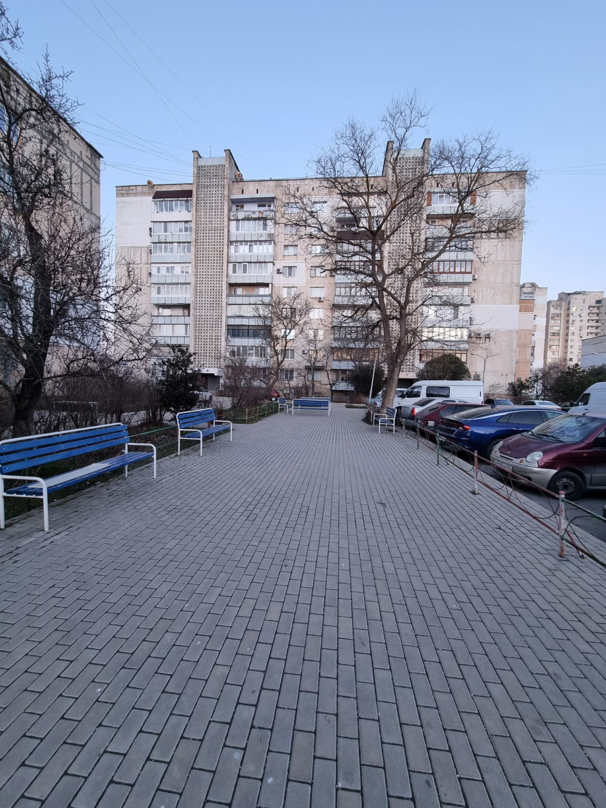 Предлагается к продаже трехкомнатная квартира чешской планировки, расположенная в самом центре города. Она находится на четвертом этаже пятиэтажного дома. Общая площадь квартиры составляет 58 кв. м., из которых 38 кв. м. занимают жилые комнаты, а кухня имеет площадь 6,5 кв. м. Все комнаты изолирован