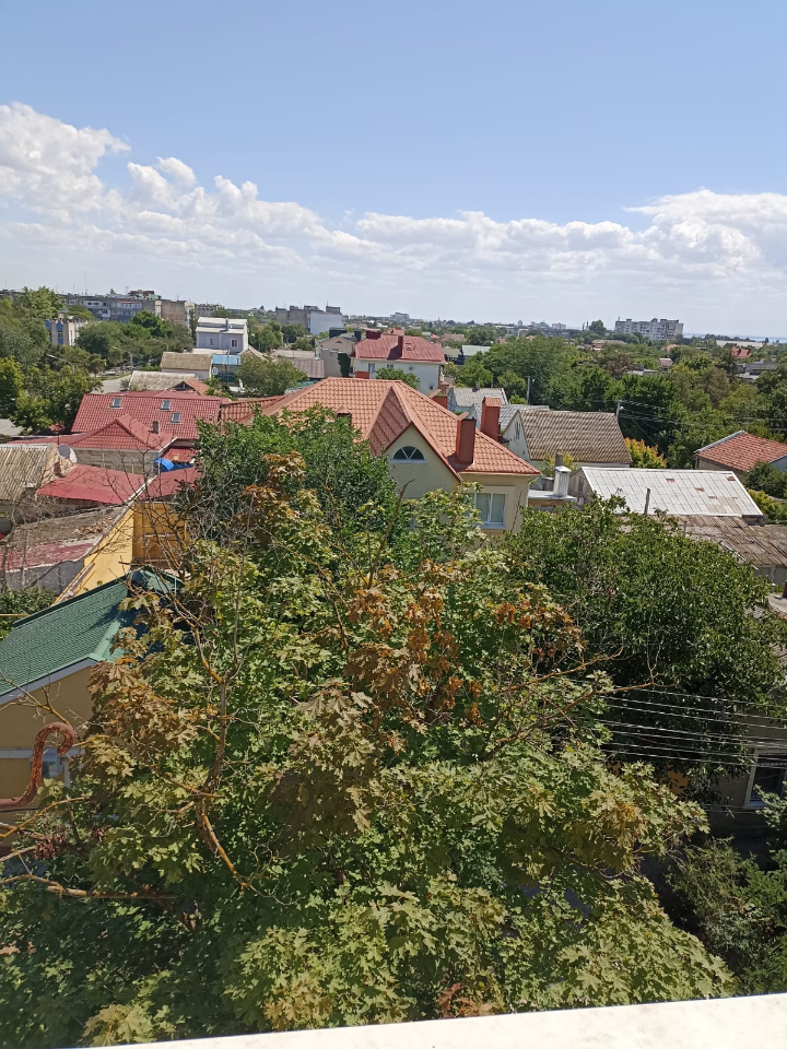 Продается 2-комнатная квартира по улице Фрунзе. Расположена на 5 этаже 5-этажного дома. Общая площадь 46 кв.м., комнаты изолированные, санузел совмещен. Жилое состояние, требуется ремонт. Водонакопитель, на горячую воду газовая колонка. Центральное отопление. Счетчики на все. Окна и балкон - стеклоп