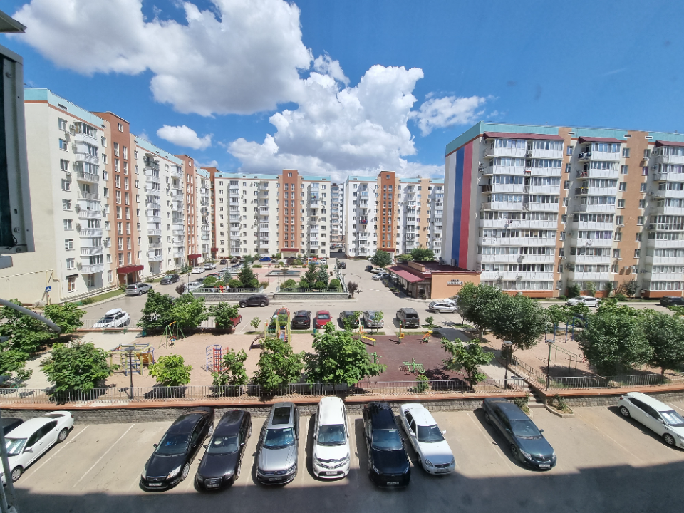 Продается трехкомнатная квартира в новом доме по улице Чапаева 97, двор с фонтаном. В квартире сделан хороший качественный ремонт в 2020 году, делали для себя, использовали только качественные материалы. Квартира находится на четвертом этаже в девятиэтажном жилом доме. Общая площадь квартиры 78.2 кв