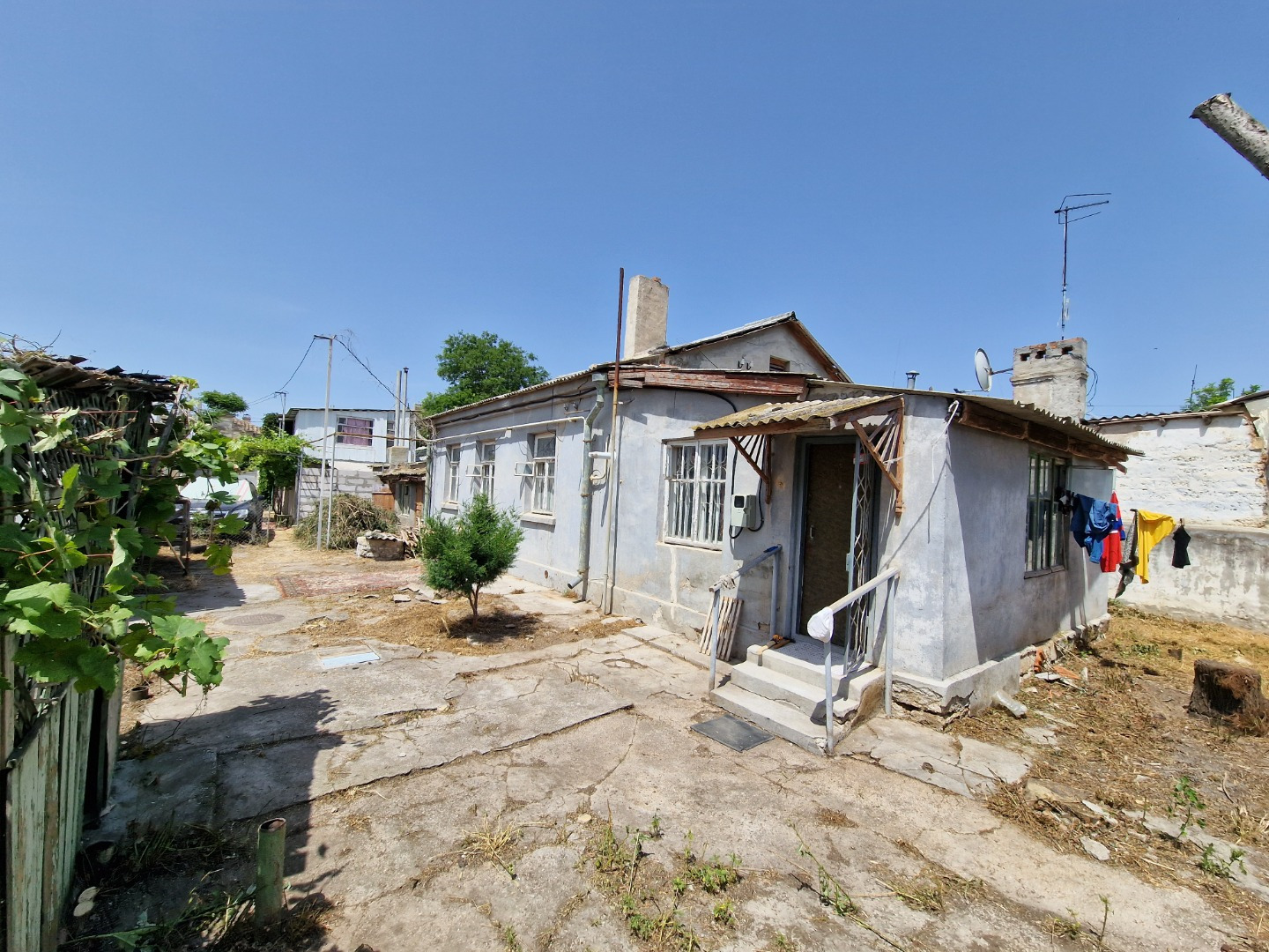 Продается 3 к.кв. под капитальный ремонт в районе Старого города, рядом с набережной им. В.Терешковой по ул. Краевского. До моря 10 минут прогулочным шагом. Общая площадь 70.4 кв.м. Комнаты раздельные: 18/8.1 и 12.6 кв.м. В квартиру заведены все коммуникации: газ, свет, вода. Проведено отопление - д