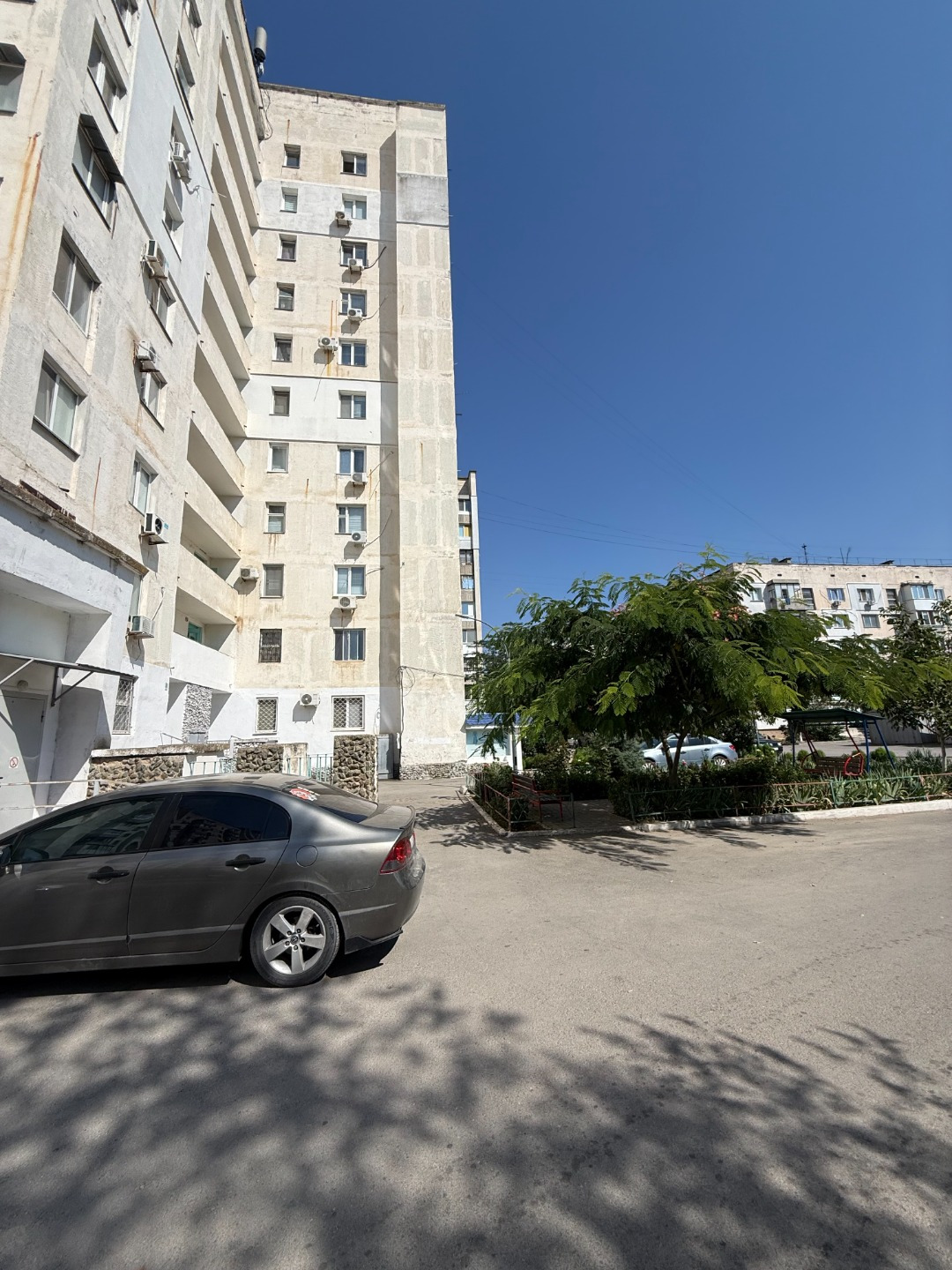 Продается двухкомнатная квартира в районе 14 и 15 школы.