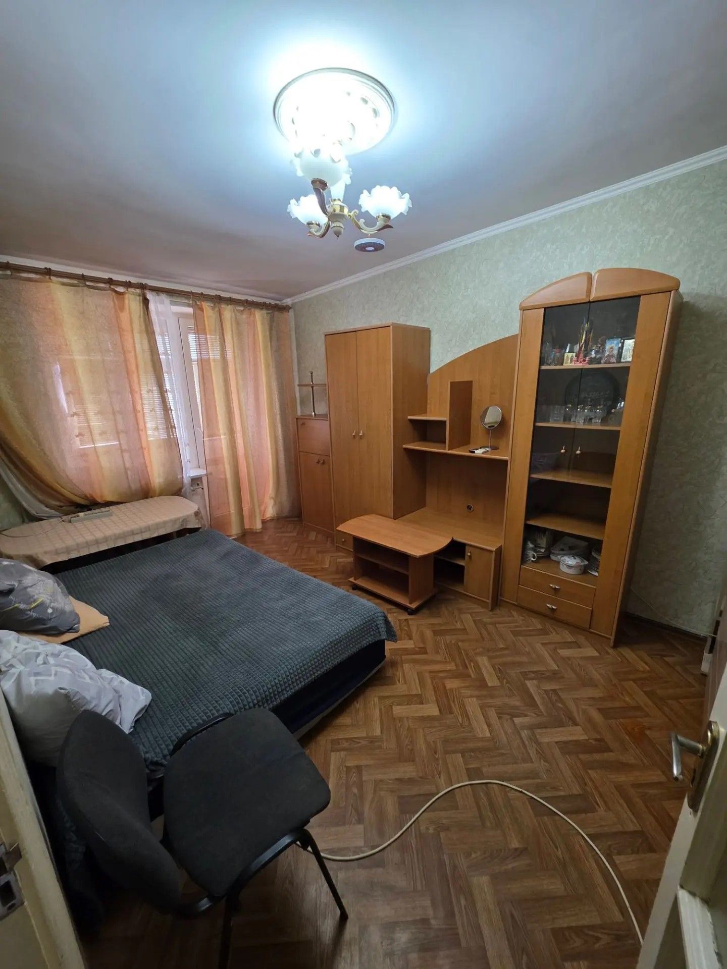 Сдается однокомнатная квартира в Центре города по улице Фрунзе 42, рядом с 13 и 8 школой. Квартира расположена на 4 этаже. Горячая вода от газ.колонки. Есть стиральная машинка, холодильник, телевизор, двуспальный диван-кровать, кондиционер. Вся необходимая для жизни мебель и техника имеется.
Рядом м