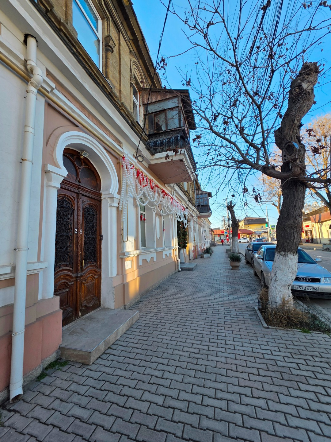 Продается двухкомнатная квартира в исторической части Старого города по улице Пионерской. 300 метров от современной набережной им. В.Терешковой с прекрасной пляжной территорией, уютной парковой зоной, тенистыми аллеями, детскими площадками и современными фонтанами!!!
Общая площадь по документам 53.4