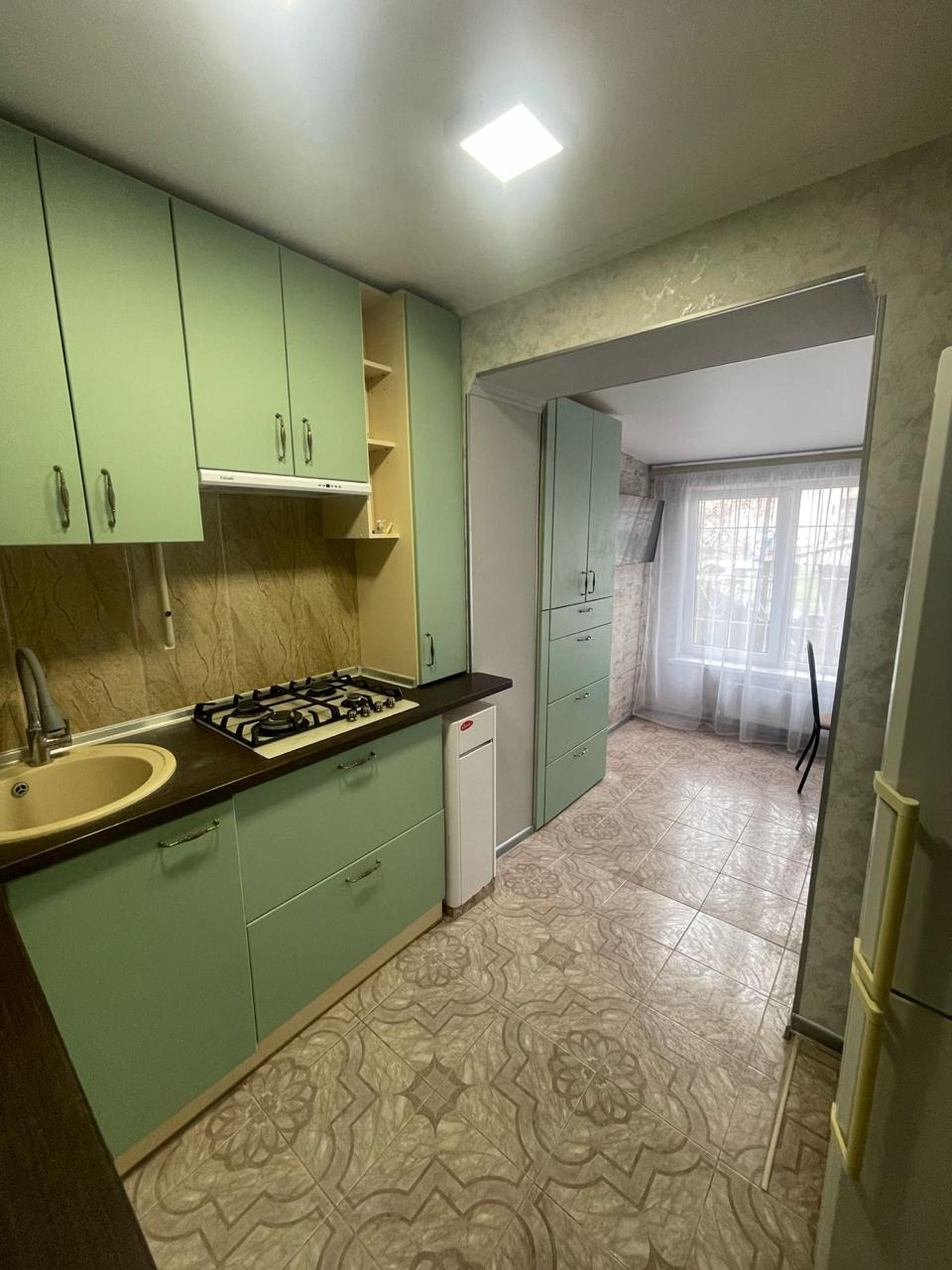 Продается 3-x кoмнaтнaя квapтиpа чешской планировки в районе ЗАГСа, по пp. Пoбеды. Квартира расположена на 1 этаже 5-ти этажного дома. Расположение комнат запад-восток. Общая площадь квартиры 70 кв.м. Комнаты раздельные: 3 спальни (9,13,18 кв.м.) и просторная гостиная-столовая. В квартире проведено 