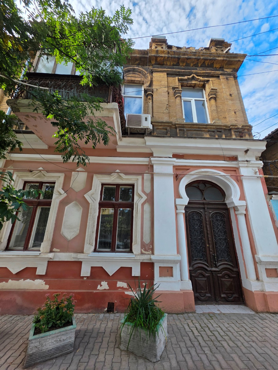 Продается двухкомнатная квартира в исторической части Старого города по улице Пионерской. 300 метров от современной набережной им. В.Терешковой с прекрасной пляжной территорией, уютной парковой зоной, тенистыми аллеями, детскими площадками и современными фонтанами!!!
Общая площадь по документам 53.4