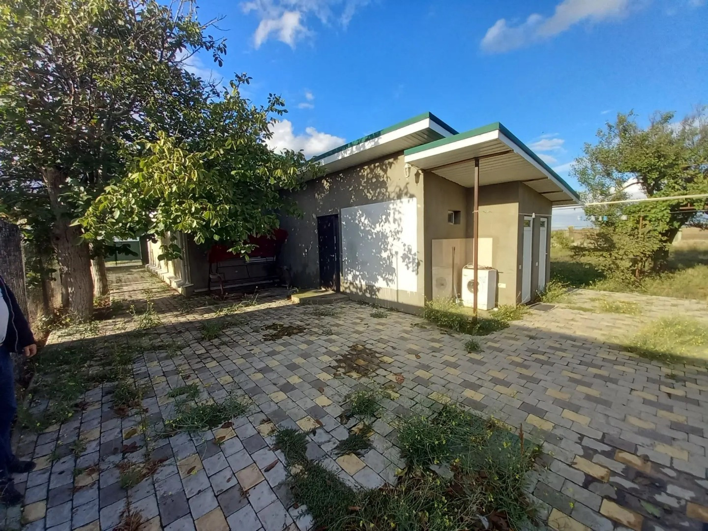 Продается жилой дом в приморском поселке Хуторок, Сакского района. От г. Евпатория до села 25 км., на машине 20 -25 минут. Дом общей площадью 52 кв.м.(сейчас площадь увеличили за счет постройки 2-го эт.). В доме 4 комнаты. Кухня-гостинная 25 кв.м. Санузел раздельный. Все коммуникации в доме: свет, в